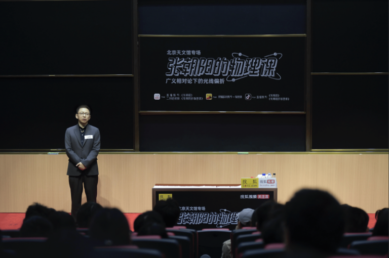 “玩”机器人的农大学子